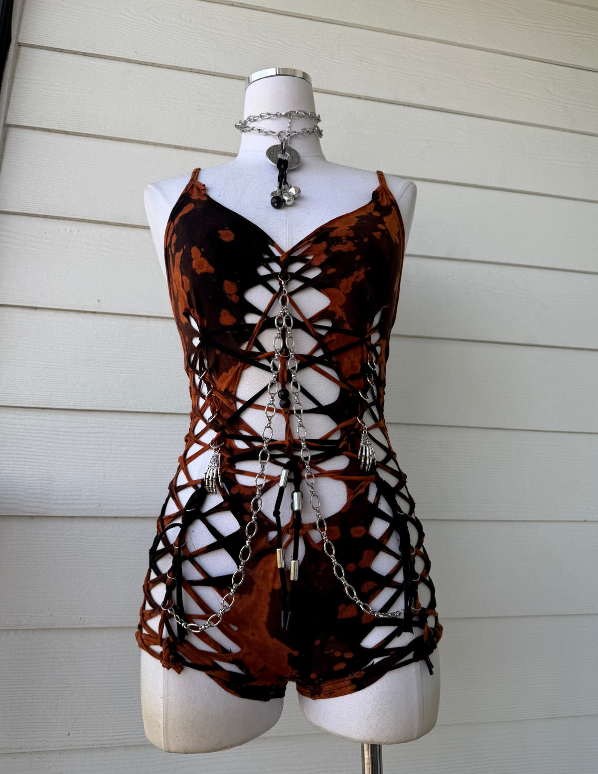 M/L Rotten Jack-o'-Lantern Romper 𝐒𝐡𝐢𝐩𝐬 𝐍𝐞𝐱𝐭 𝐁𝐮𝐬𝐢𝐧𝐞𝐬𝐬 𝐃𝐚𝐲