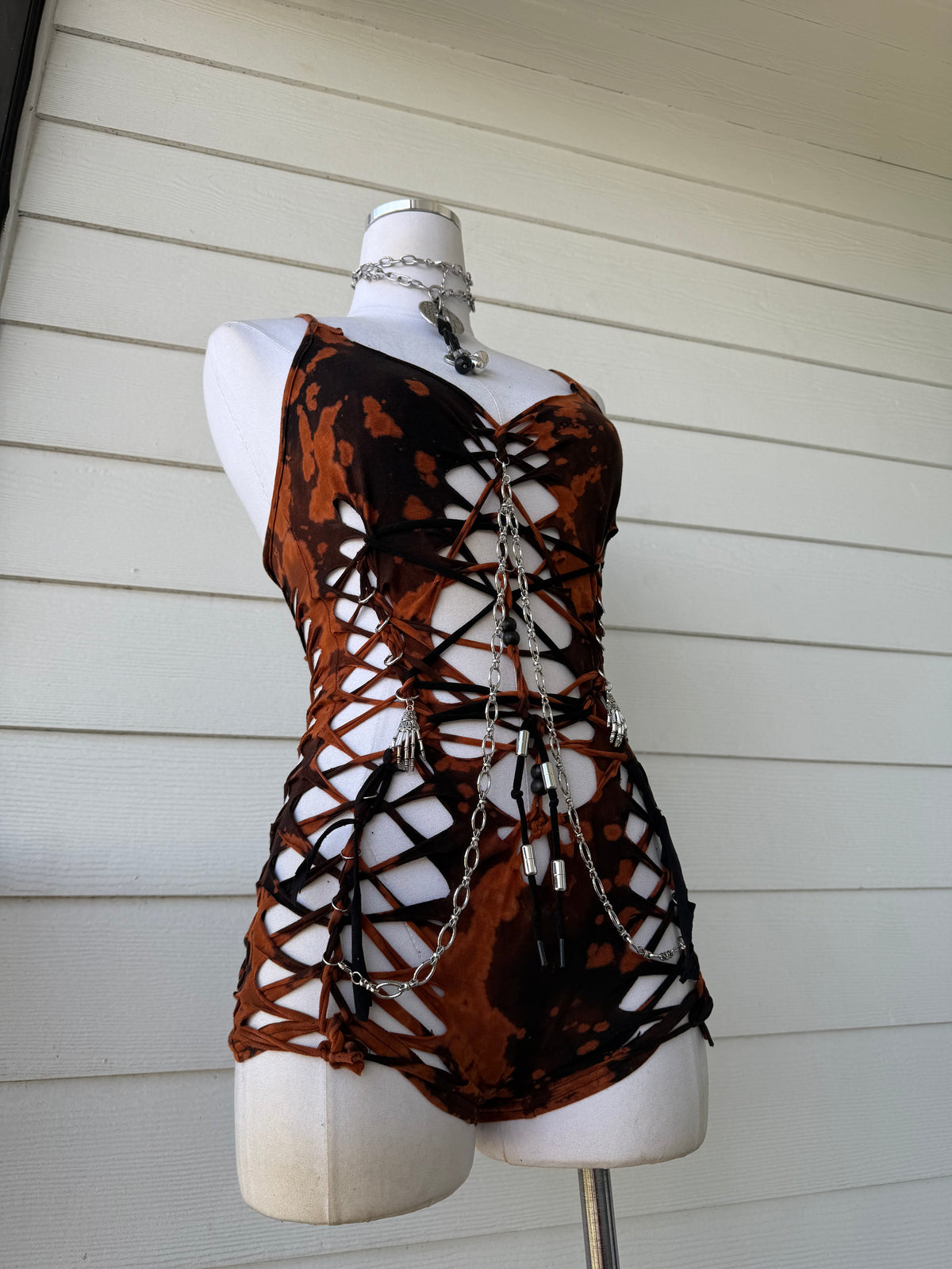 M/L Rotten Jack-o'-Lantern Romper 𝐒𝐡𝐢𝐩𝐬 𝐍𝐞𝐱𝐭 𝐁𝐮𝐬𝐢𝐧𝐞𝐬𝐬 𝐃𝐚𝐲