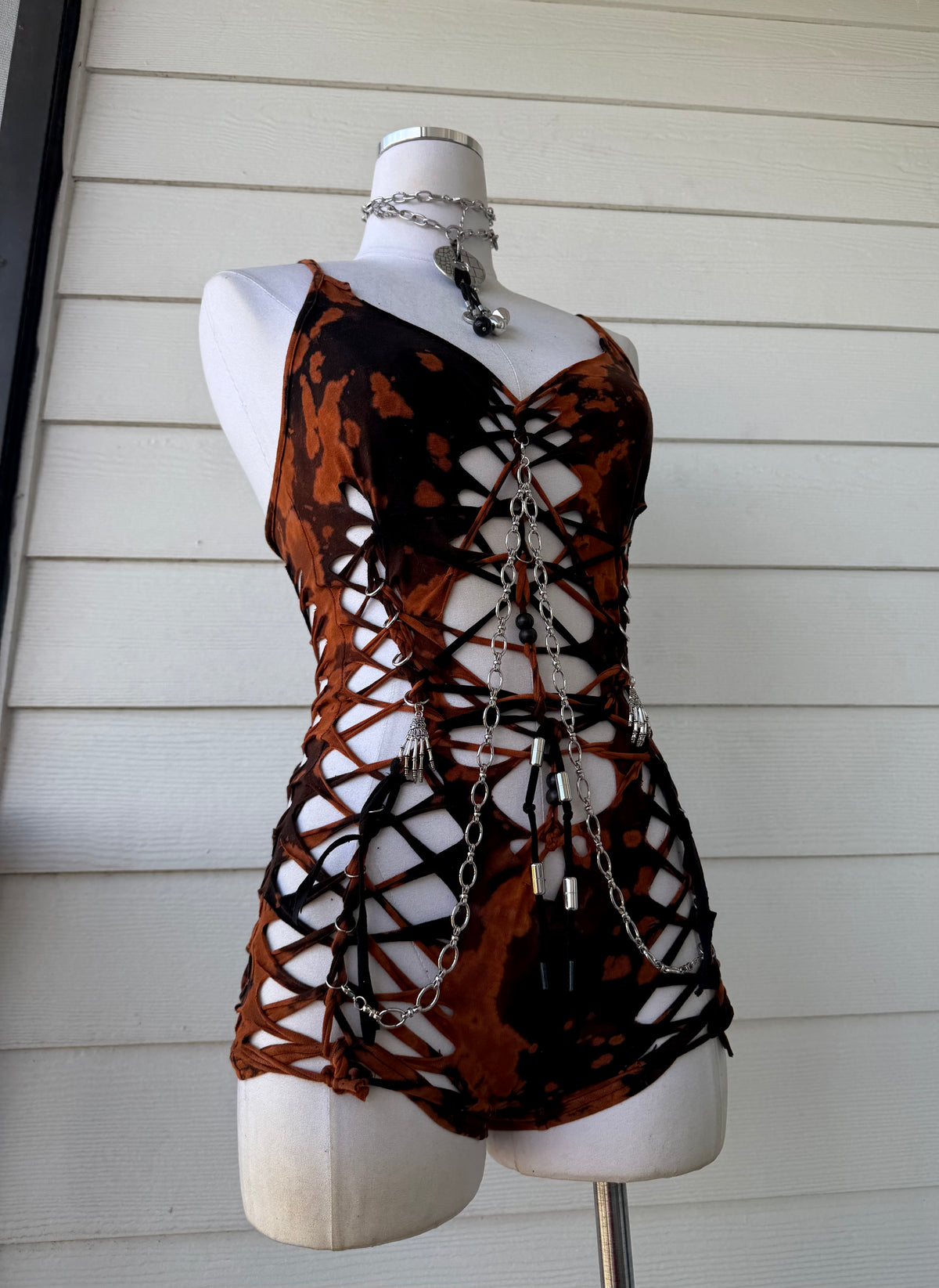 M/L Rotten Jack-o'-Lantern Romper 𝐒𝐡𝐢𝐩𝐬 𝐍𝐞𝐱𝐭 𝐁𝐮𝐬𝐢𝐧𝐞𝐬𝐬 𝐃𝐚𝐲
