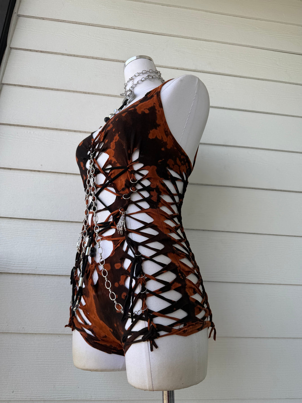 M/L Rotten Jack-o'-Lantern Romper 𝐒𝐡𝐢𝐩𝐬 𝐍𝐞𝐱𝐭 𝐁𝐮𝐬𝐢𝐧𝐞𝐬𝐬 𝐃𝐚𝐲
