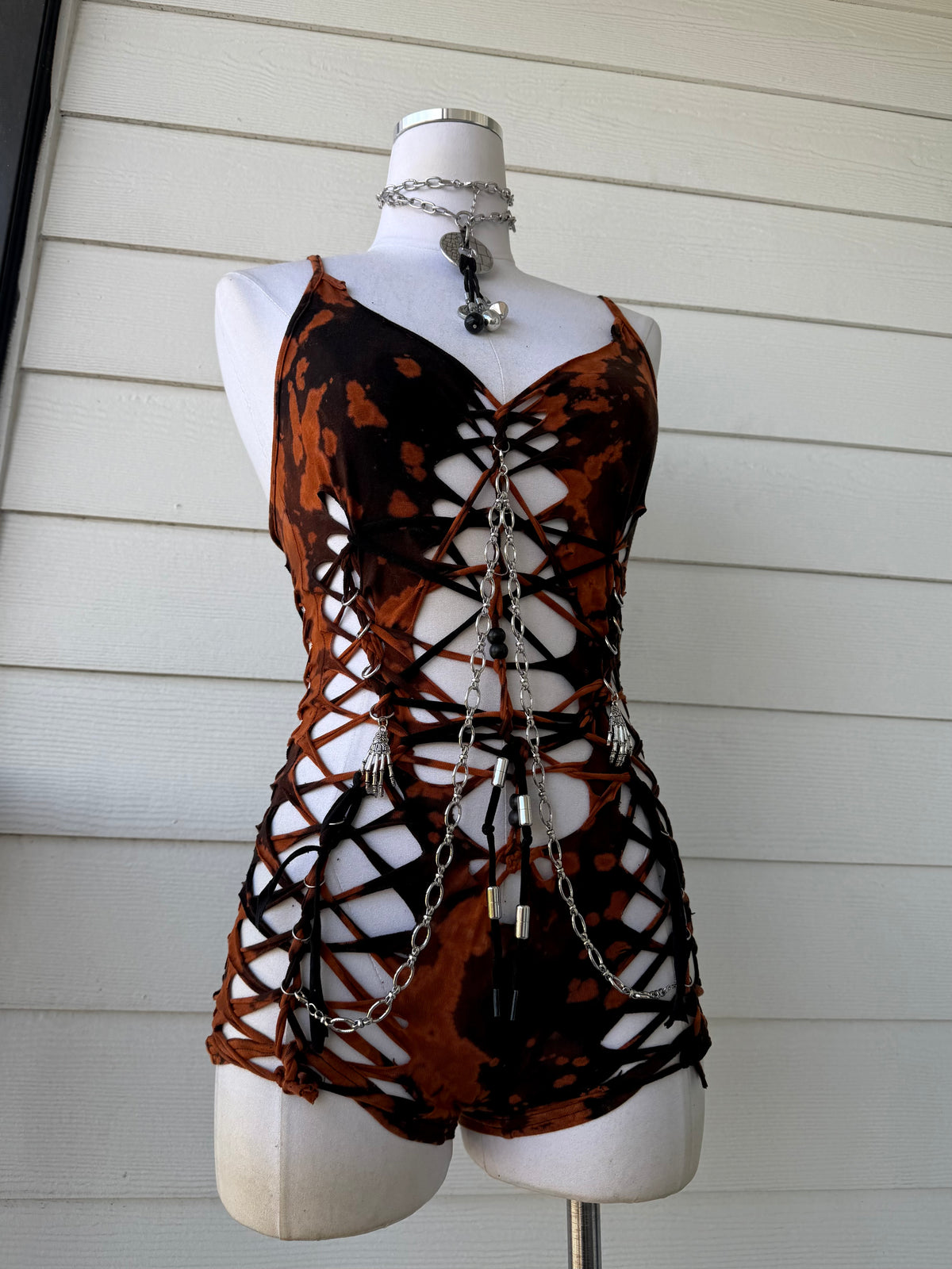 M/L Rotten Jack-o'-Lantern Romper 𝐒𝐡𝐢𝐩𝐬 𝐍𝐞𝐱𝐭 𝐁𝐮𝐬𝐢𝐧𝐞𝐬𝐬 𝐃𝐚𝐲
