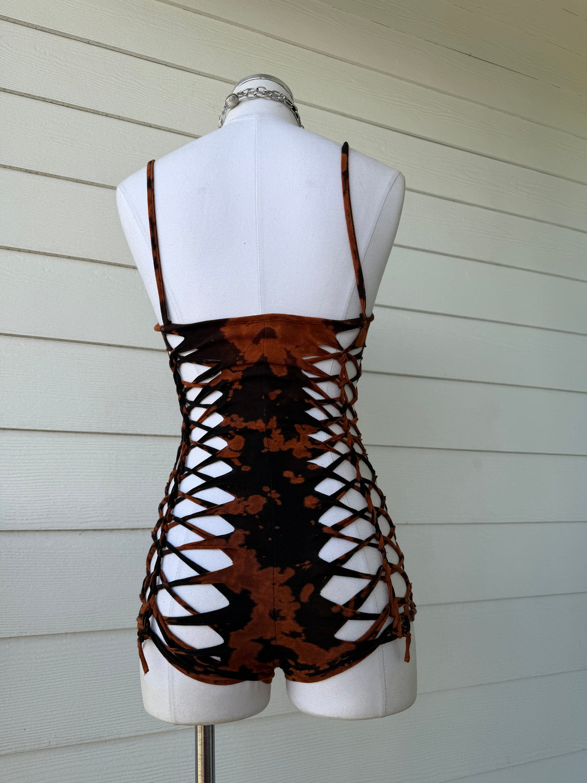 M/L Rotten Jack-o'-Lantern Romper 𝐒𝐡𝐢𝐩𝐬 𝐍𝐞𝐱𝐭 𝐁𝐮𝐬𝐢𝐧𝐞𝐬𝐬 𝐃𝐚𝐲
