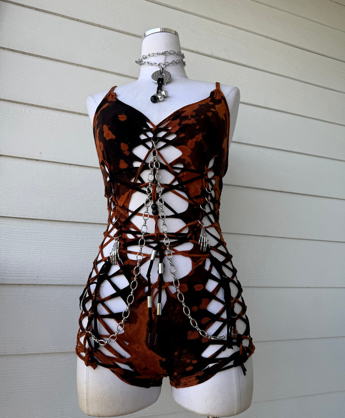 M/L Rotten Jack-o'-Lantern Romper 𝐒𝐡𝐢𝐩𝐬 𝐍𝐞𝐱𝐭 𝐁𝐮𝐬𝐢𝐧𝐞𝐬𝐬 𝐃𝐚𝐲